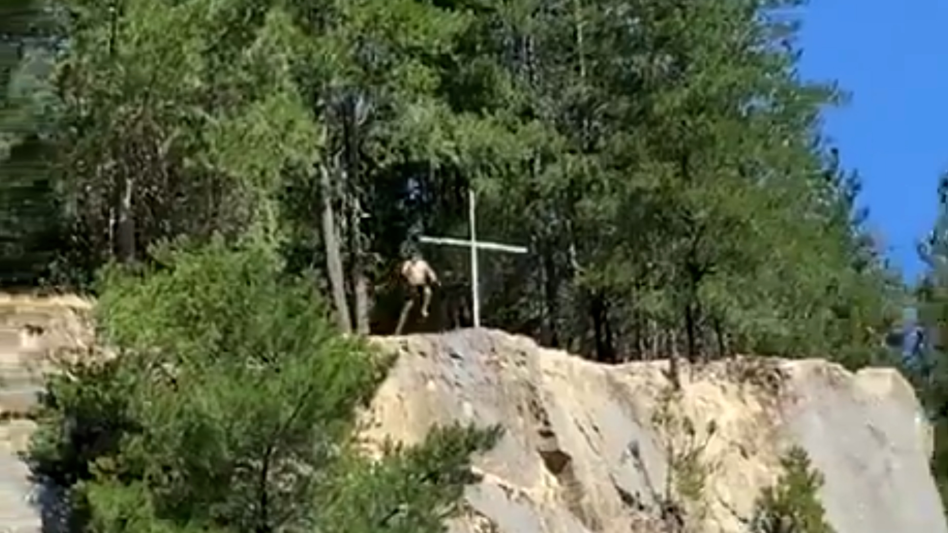 El video del temerario salto de dos adolescentes al agua desde un acantilado en Chile: ambos resultaron heridos