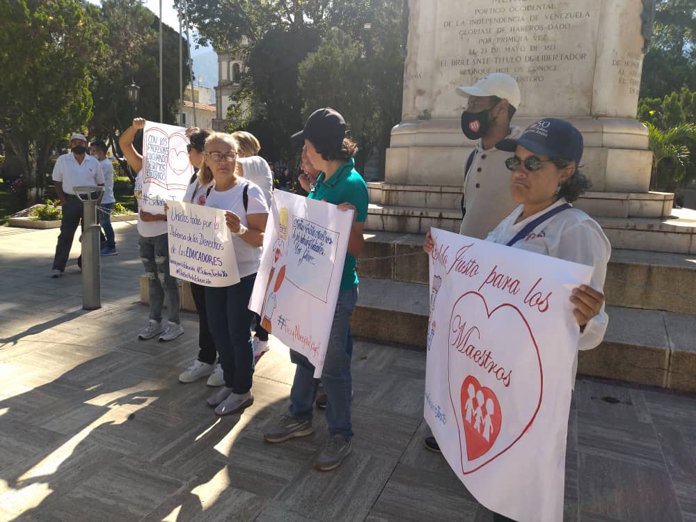 Maestros de Fe y Alegría en Mérida “pasan roncha” para ir a las escuelas con zapatos rotos y estómagos vacíos