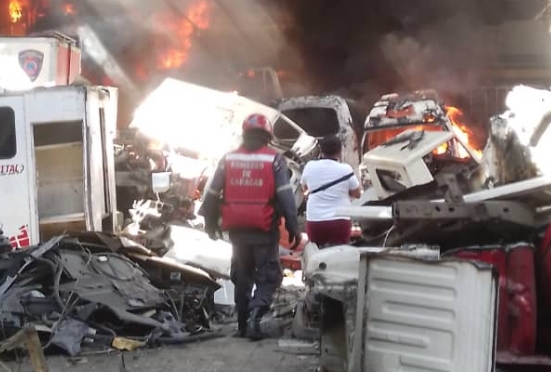 Insólito: Talleres de los Bomberos en el oeste de Caracas ardió en llamas