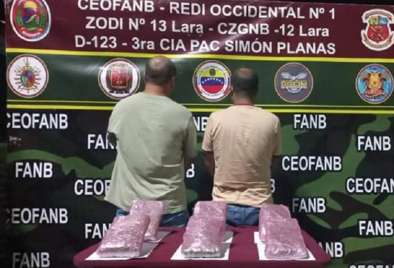 Se cayó un inspector del Cicpc junto a su cómplice transportando presunta marihuana (video)