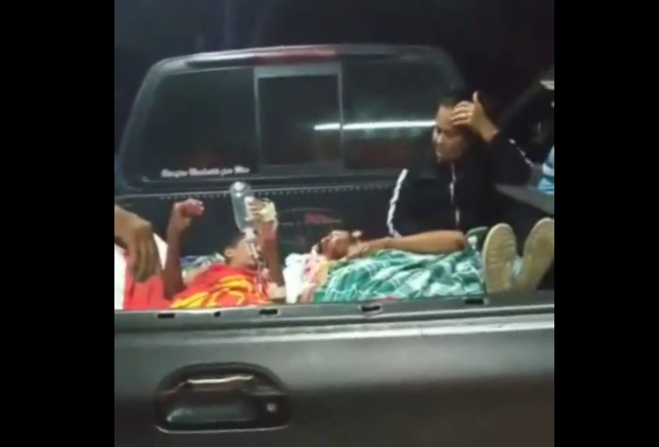 A falta de ambulancias, heridos fueron trasladados en camionetas con colchones en Zulia (Video)