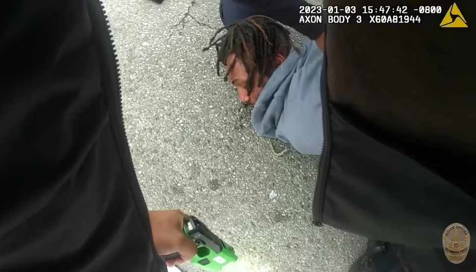 Imágenes sensibles: Afroamericano murió tras uso prolongado de arma taser en Los Ángeles