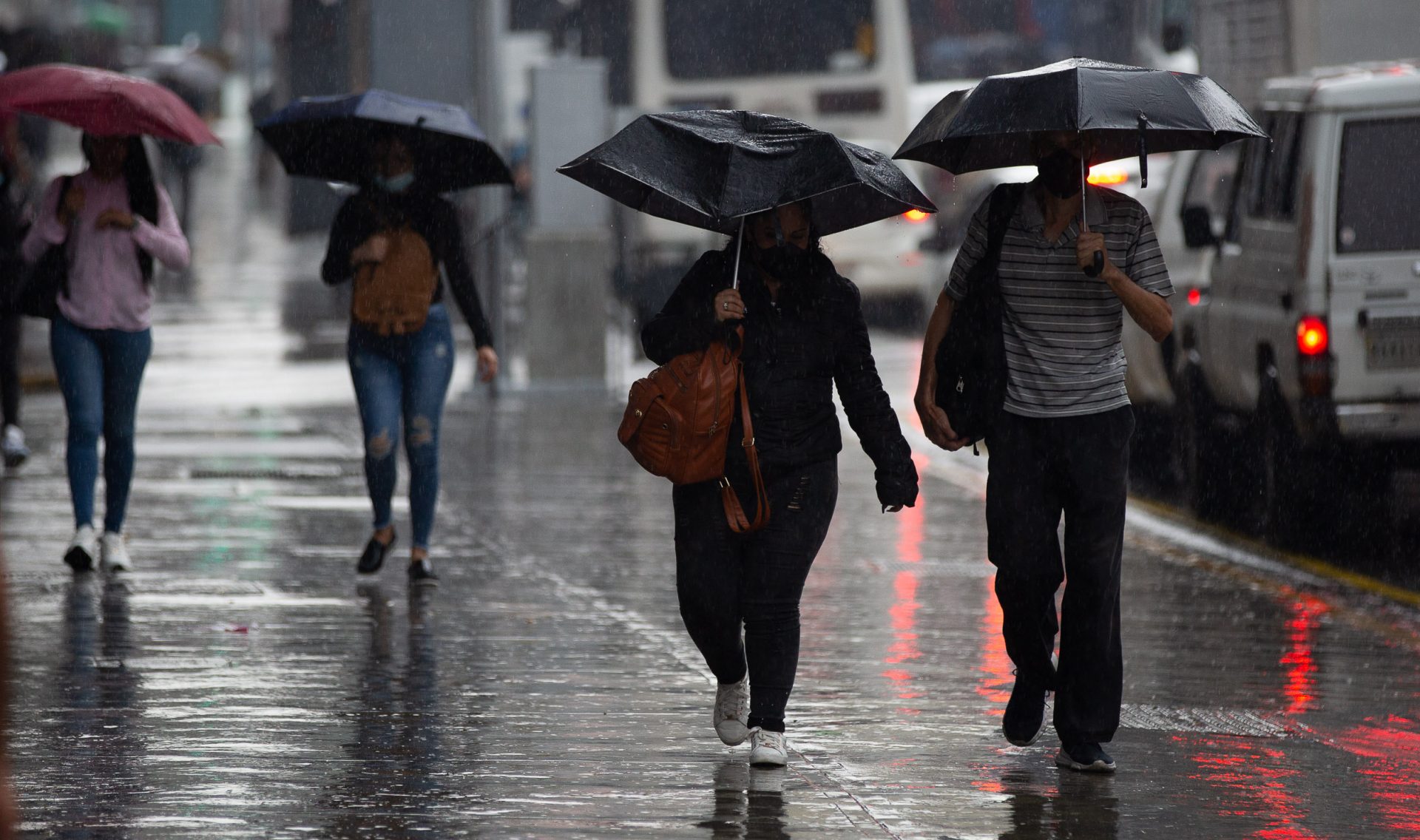 Caos en Caracas: Fuertes lluvias volvieron una laguna la capital en su aniversario (IMÁGENES)