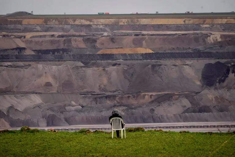 La inusual batalla por una aldea abandonada en Alemania