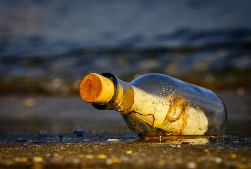 VIDEO: Estadounidense se reencuentra con un mensaje en una botella que lanzó al océano hace 37 años