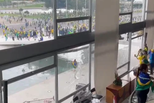 Ultras que apoyan a Bolsonaro tomaron el Palacio presidencial de Brasil (VIDEO)