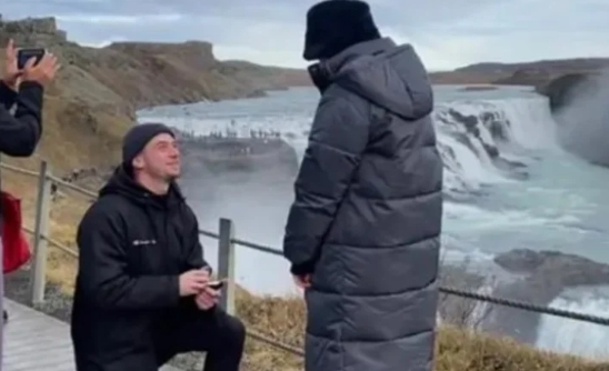 VIRAL: Turista distraída arruina una romántica propuesta de matrimonio (VIDEO)