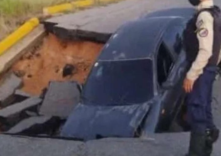 Conducía por Anaco y no vio el “huequito” en la vía (FOTOS)