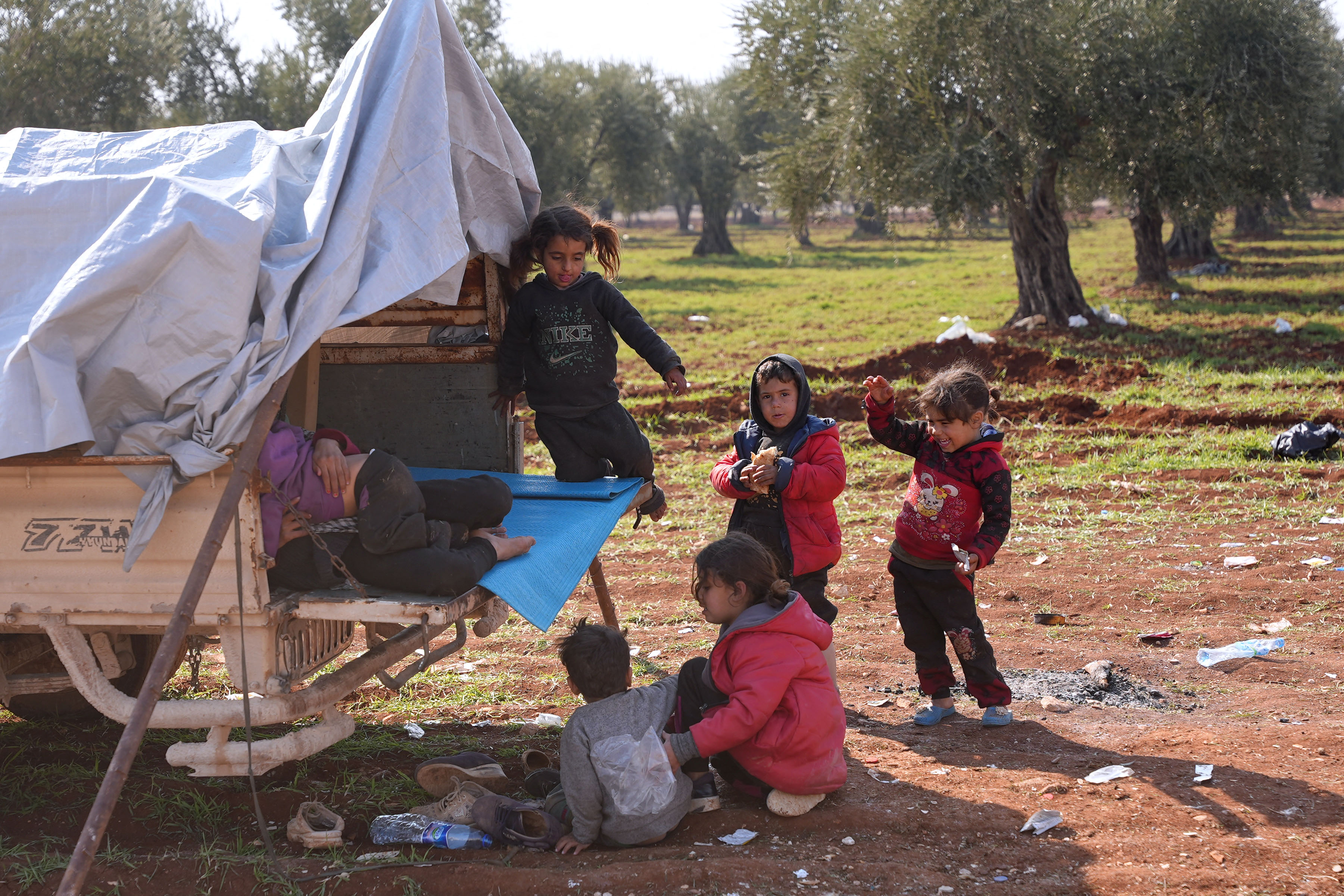 Sobrevivientes del terremoto acampan entre ruinas del noroeste de Siria