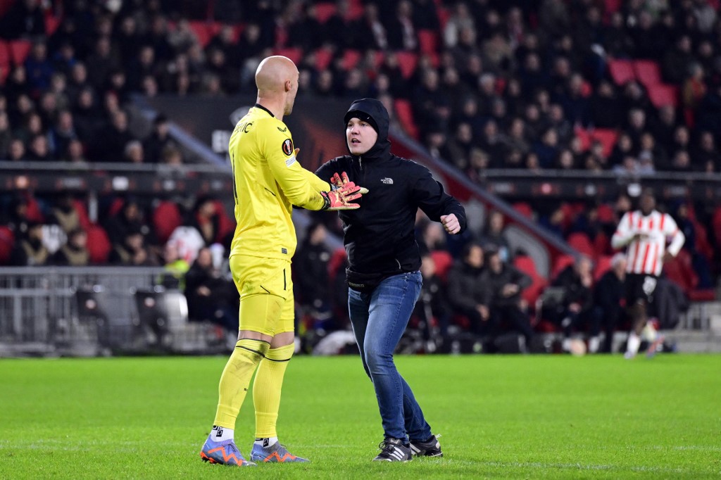 Hincha que agredió al portero del Sevilla tiene antecedentes por delitos en otros partidos