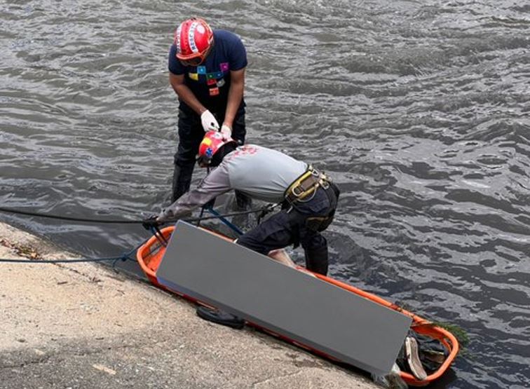 Hallaron cadáver de un hombre con dos heridas en las riberas del río Guaire este #11Feb