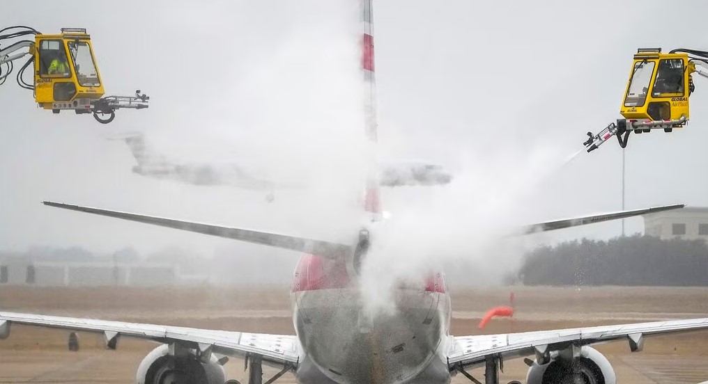 Vuelos cancelados y al menos dos muertos mientras tormenta de hielo congela EEUU (Video)