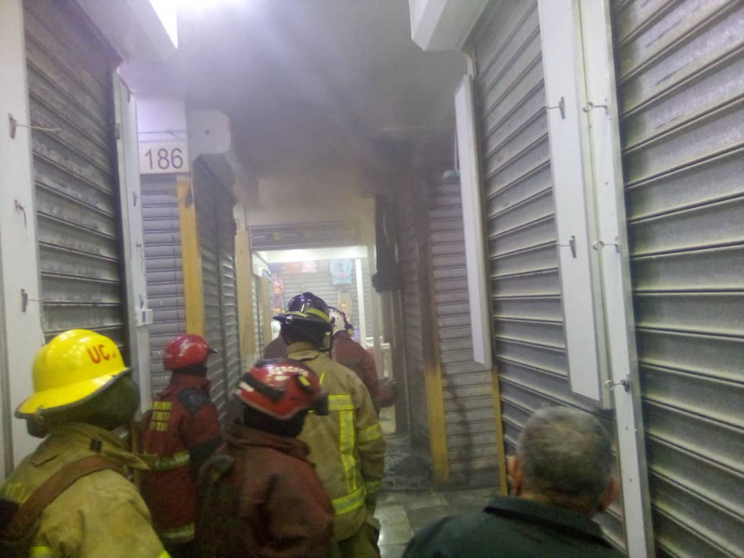 EN IMÁGENES: incendio en el Mercado de El Cementerio en Caracas este #21Feb