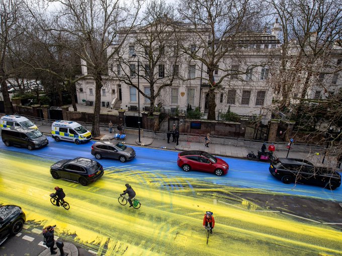 Activistas detenidos por pintar inmensa bandera de Ucrania frente a embajada rusa en Londres (Video)