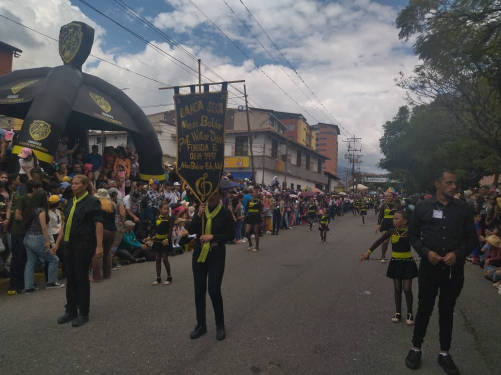 Cordón del desfile de la Feria del Sol, una oportunidad para los merideños de ganarse un dinerito extra