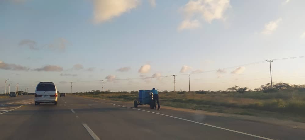 En Paraguaná hace rato que se acabó el agua por tuberías, así que ahora la compran… ¡salada!