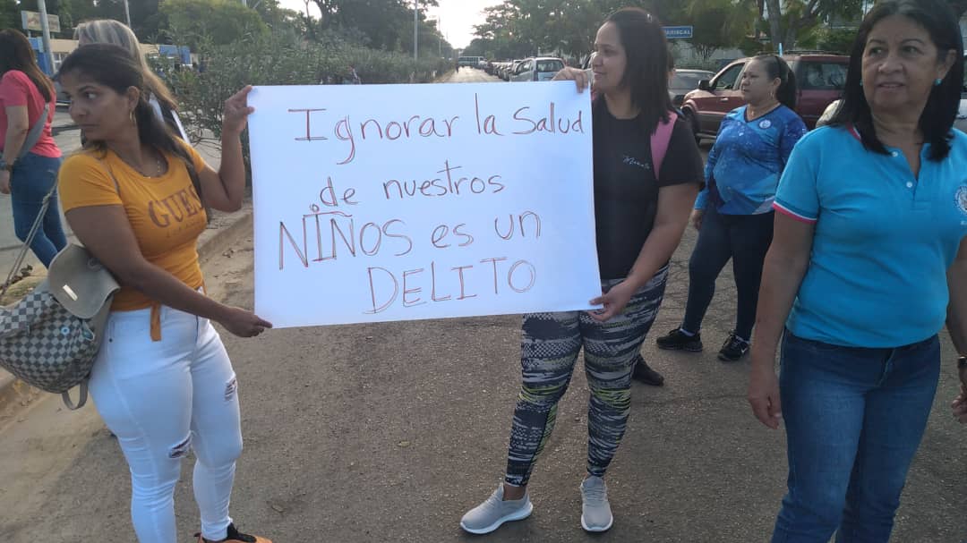 Entre aguas piches nadan los estudiantes de la Escuela Don Francisco de Miranda en Cumaná