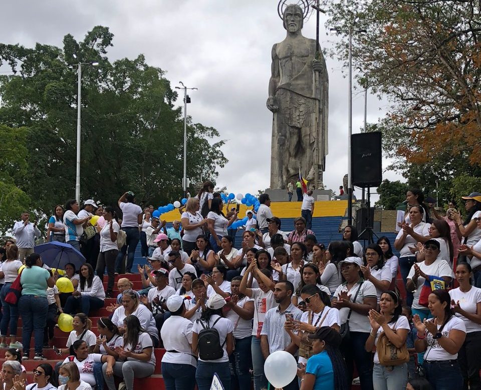 “A Dios rogando, pero con el mazo dando”: Trabajadores del magisterio se unen en oración por salarios dignos en Guárico