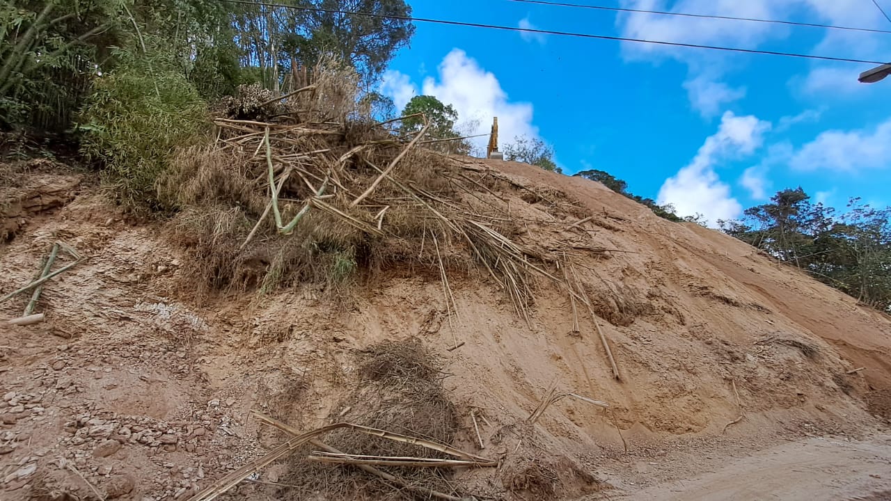 En un suplicio se ha convertido transitar por la vía de Las Polonias en Los Teques (FOTOS)