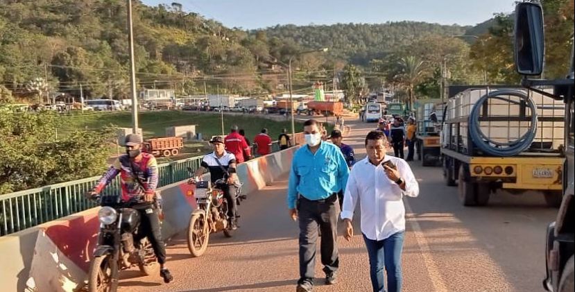 Más de 48 horas tiene cerrada la Troncal 10 por protesta en la que exigen la liberación de al menos 40 mineros