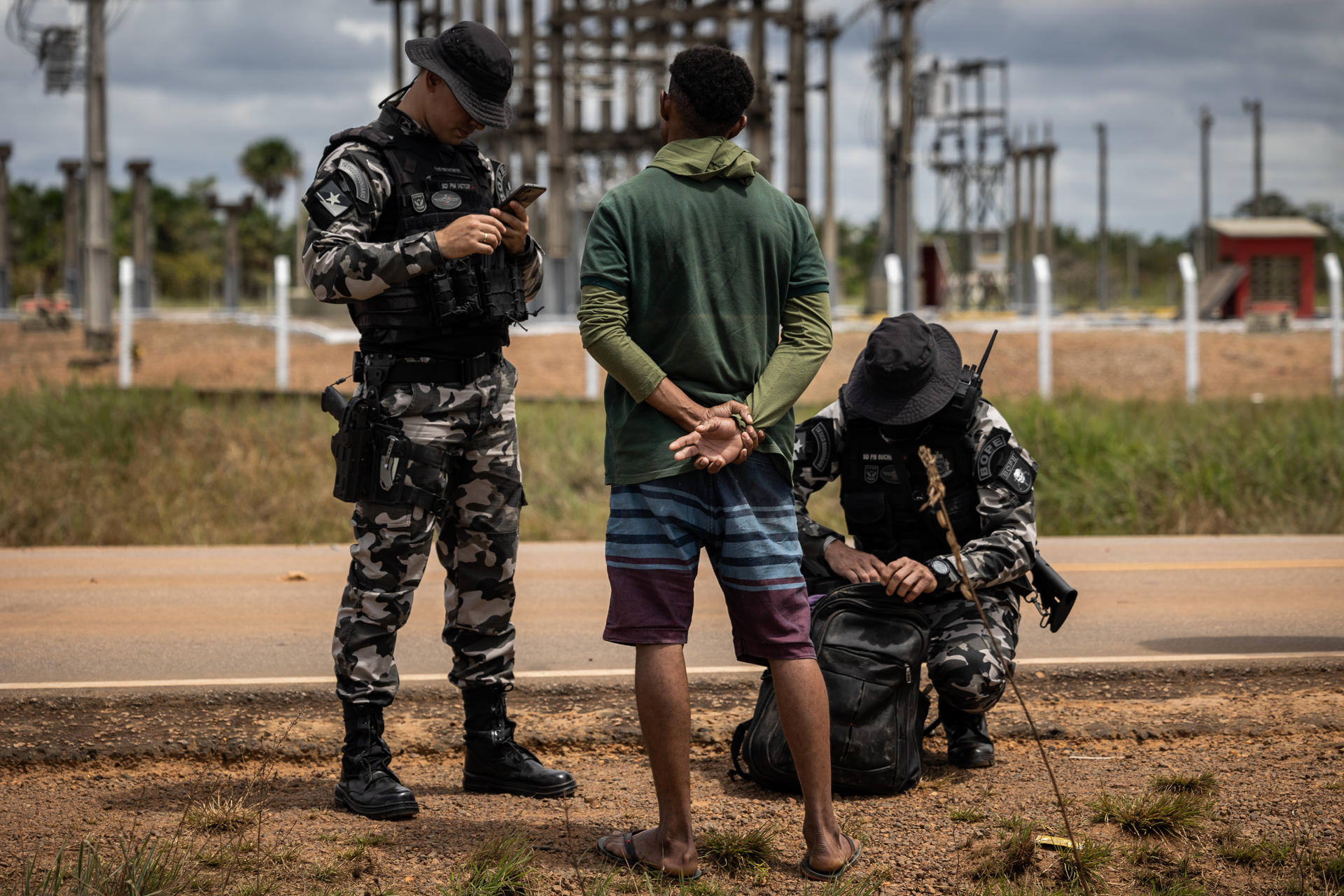 Ancianos, mujeres y niños entre mineros ilegales que huyen de reserva yanomami en Brasil