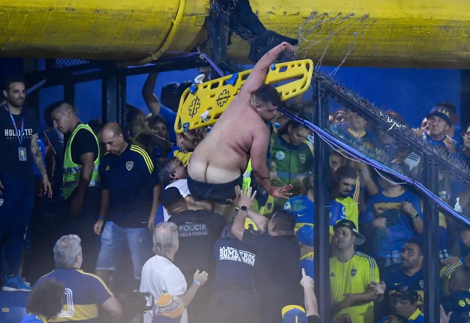 Imágenes sensibles: Fanático cayó desde una tribuna de la Bombonera y quedó atrapado en el alambrado de púas