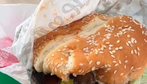 VIRAL: El asqueroso “ingrediente” extra que le vino en la hamburguesa de famosa cadena de comida rápida (VIDEO)