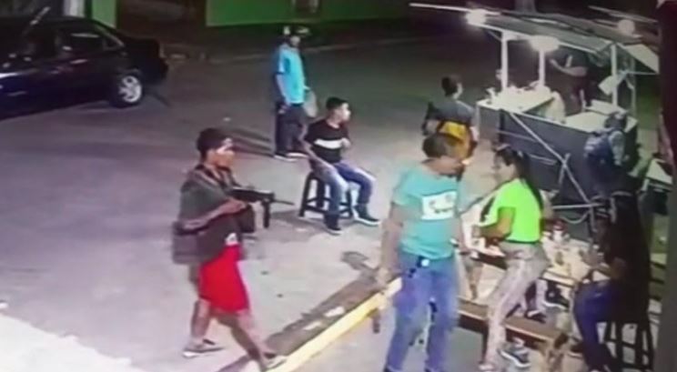 VIDEO: Delincuentes robaron con subametralladora un puesto de perros calientes en Valles del Tuy