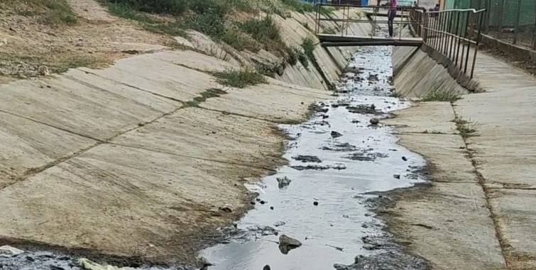 Aguas negras tienen atemorizados a vecinos de Valle de la Pascua… y el chavismo ni pendiente