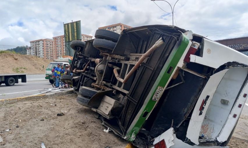 Colisión contra unidad de transporte público dejó 21 heridos en la bajada de Tazón (Videos)