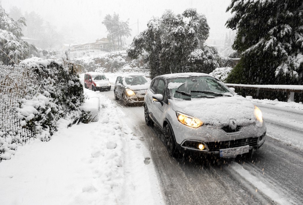 Insólita nevada en Mallorca obliga a realizar operaciones de rescate para decenas de personas atrapadas (Videos)