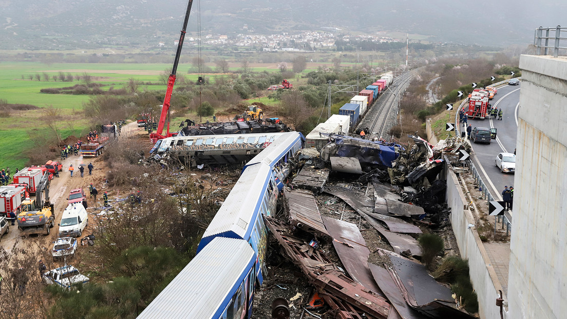 Renuncia el ministro de Transporte de Grecia tras la colisión de dos trenes que dejó decenas de muertos