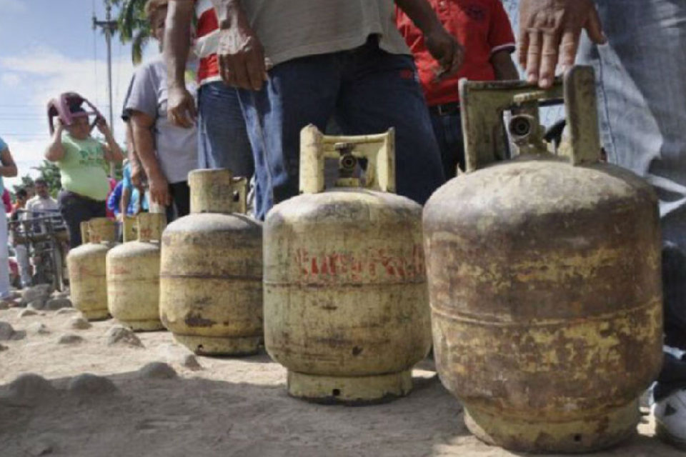 Táchira state residents ask to be allowed to buy cooking gas in Colombia due to the serious scarcity in Venezuela