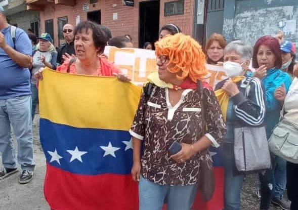 Docentes merideños trancan la entrada a la capital para seguir protestando por salarios dignos (VIDEO)