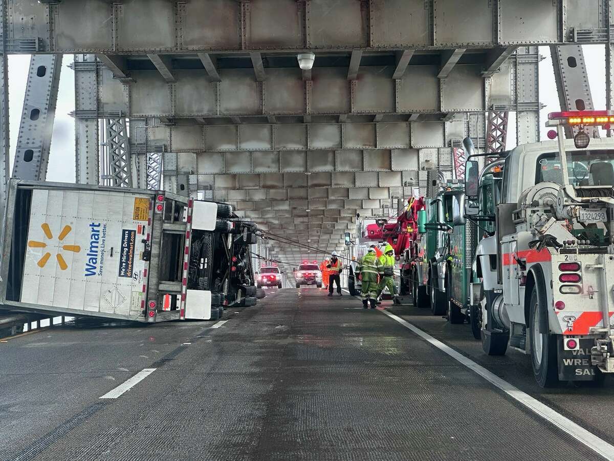 EN VIDEO: Fuertes vientos volcaron a un gran camión en el puente de San Francisco