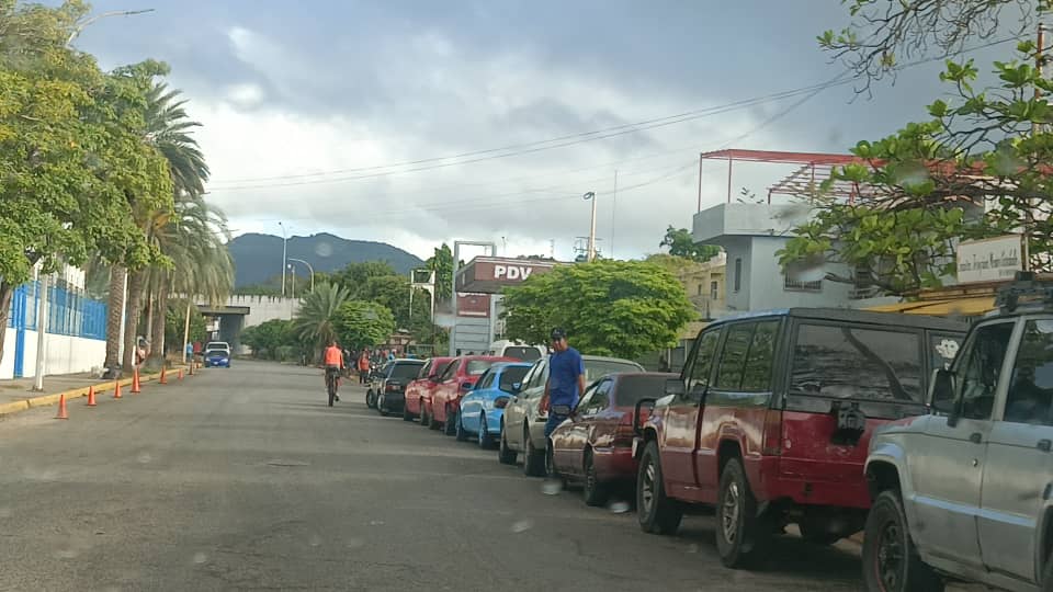 Margariteños se debaten entre el viacrucis de los apagones y el calvario de la gasolina