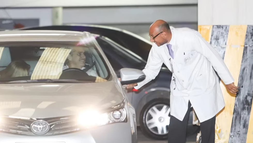 El presidente argentino Alberto Fernández ingresó a un hospital por fuertes dolores