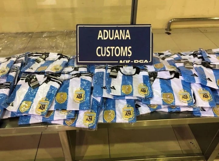 Intentó pasar por un aeropuerto más de 300 camisetas de fútbol originales