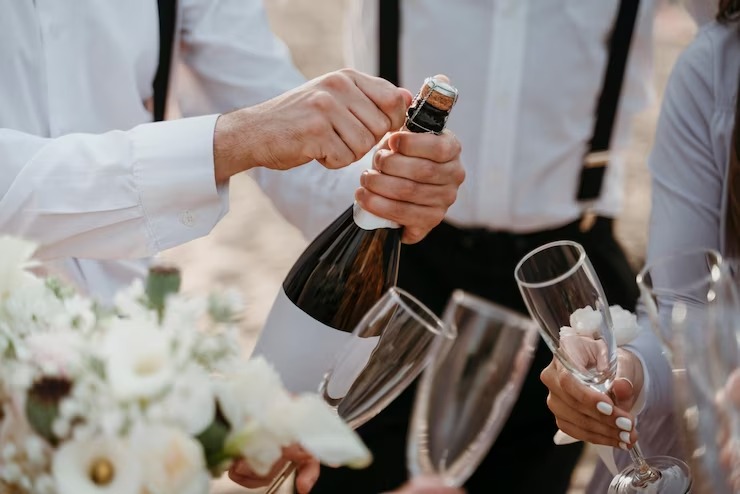 El bochornoso momento cuando un novio golpeó a un invitado durante el festejo de su boda (VIDEO)