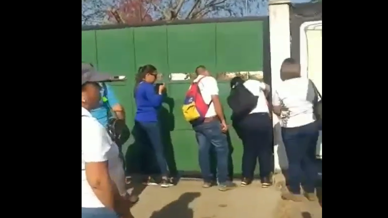 Chavistas violentaron la puerta de una escuela en Valle de la Pascua… porque quieren dar clases “a juro”