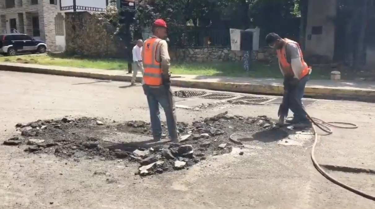 ¿Quién estuvo detrás del asfaltado en Las Mercedes?, este VIDEO nos da una pista