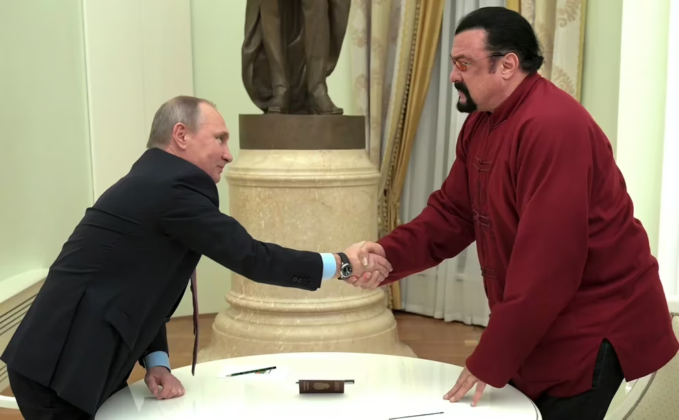 El actor Steven Seagal inauguró centro de aikido en Rusia: entrenará a jóvenes para combatir en Ucrania