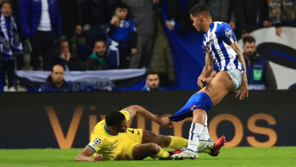 ¡Ups! A este jugador le bajaron algo más que su moral durante partido en la Champions