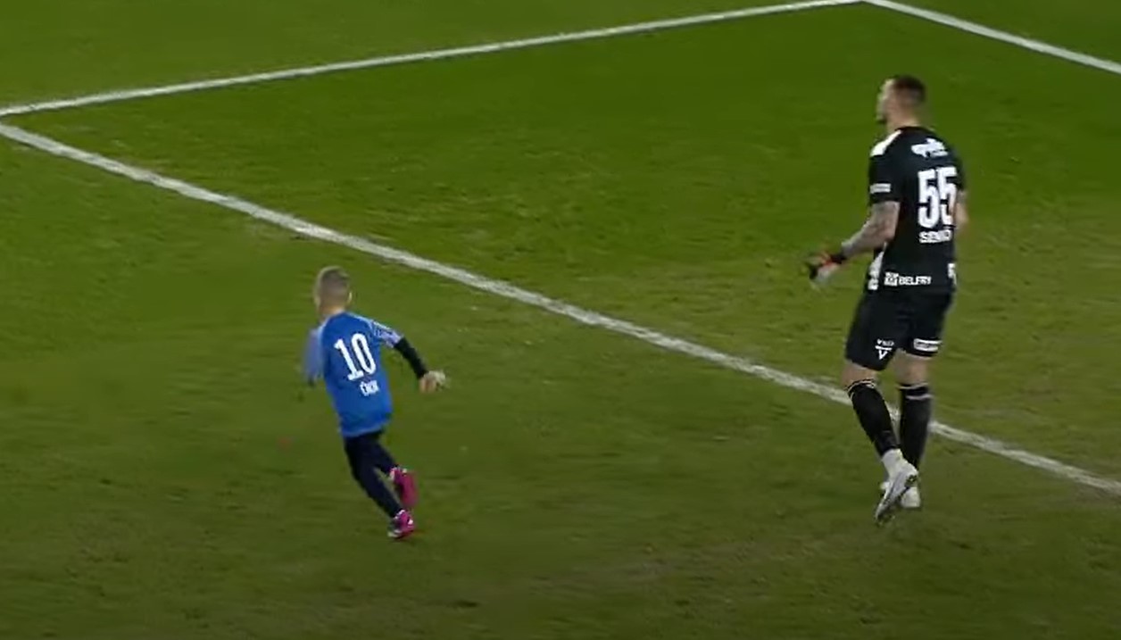 Regalo de cumpleaños a un niño de siete años en un partido de futbol convirtió al arquero en el más odiado de Internet (Video)