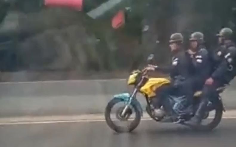 VIDEO: “los tres chiflados” fueron vistos paseando sobre una moto con el uniforme de la PNB