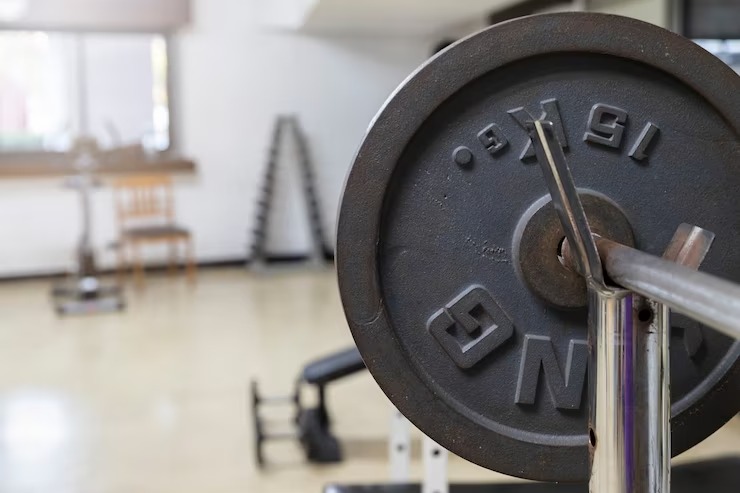 VIDEO: Una joven no logró levantar las pesas en el gimnasio y su reacción se volvió VIRAL