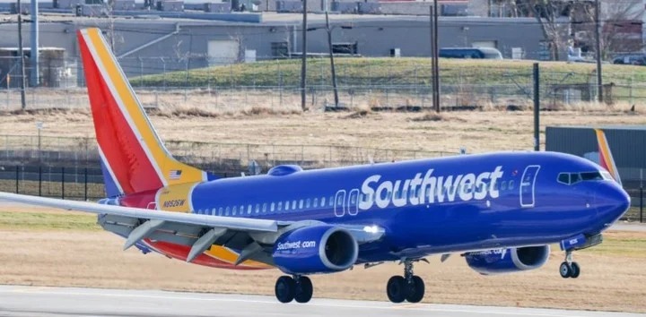 VIDEO: Se cayó mientras abordaba un avión con destino a Phoenix y desató una pelea salvaje