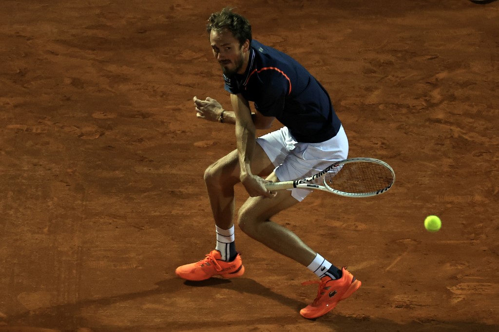 Medvedev sobrevivió a dos puntos de partido y sacó a Zverev del Masters de Montecarlo