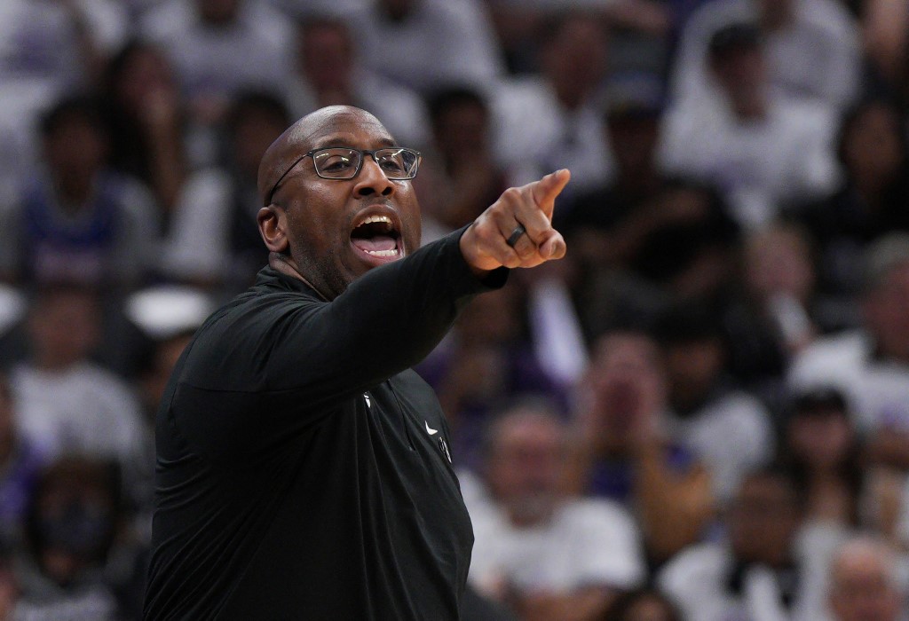 Mike Brown fue elegido por unanimidad como Entrenador del Año en la NBA