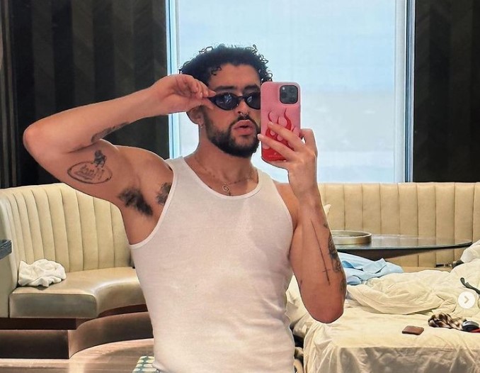 Bad Bunny apareció en redes con las axilas peludas y le llueven las críticas por su supuesto mal higiene